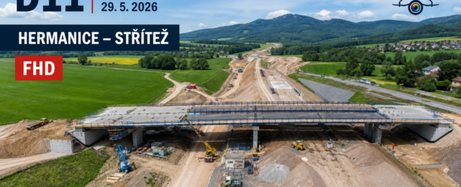 Letecký pohled na výstavbu dálnice D11 v úseku Hermánice–Střítež; aktualizace 29. 5. 2026