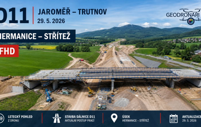 Letecký pohled na výstavbu dálnice D11 v úseku Hermánice–Střítež; aktualizace 29. 5. 2026