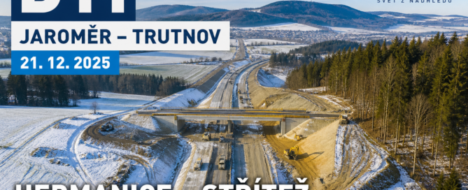 Letecký pohled na výstavbu zasněženého úseku dálnice D11 Heřmanice–Střítež mezi Jaroměří a Trutnovem; 21. 12. 2025