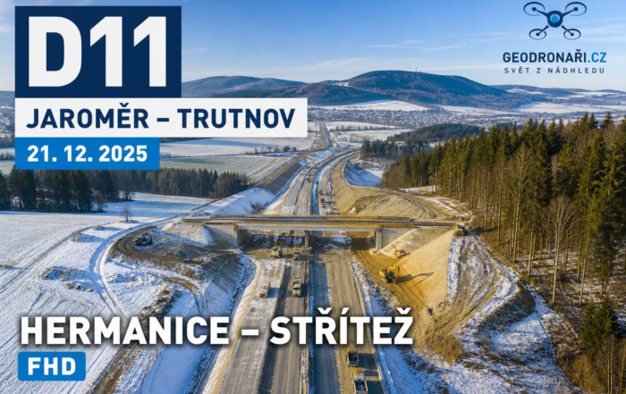 Letecký pohled na výstavbu zasněženého úseku dálnice D11 Heřmanice–Střítež mezi Jaroměří a Trutnovem; 21. 12. 2025